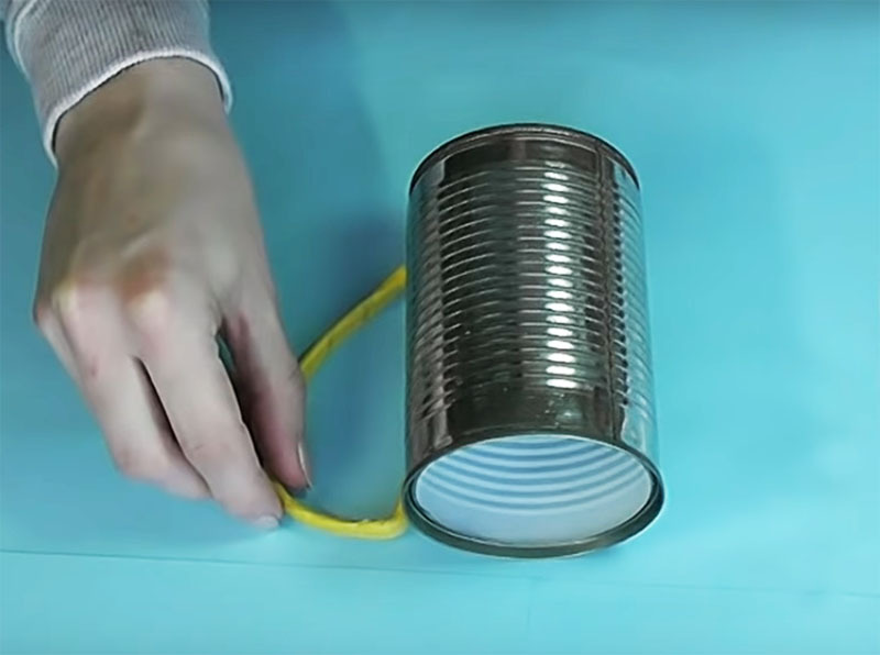 Et håndtak med en grasiøs bøy bør være laget av ledninger og elektrisk tape, det kan limes med varmt lim