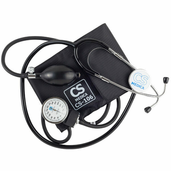 Mechanisches Tonometer CS MEDICA CS-106 an der Schulter mit einem Phonendoskop