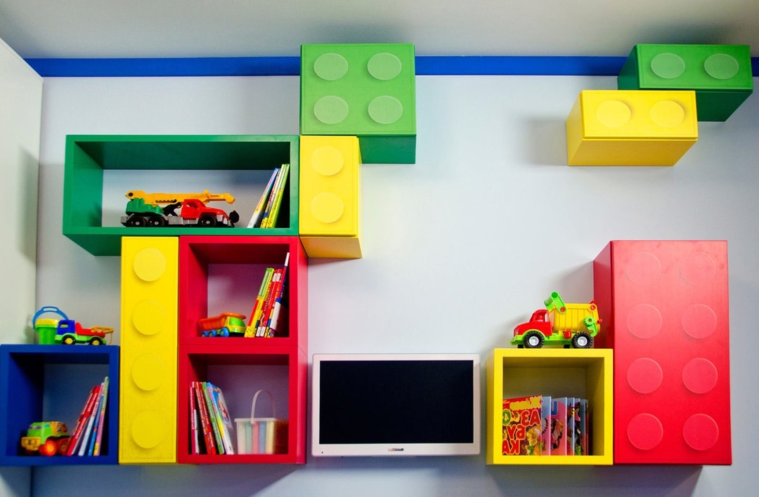 Ryškios modulinės lentynos ant vaikų kambario sienos