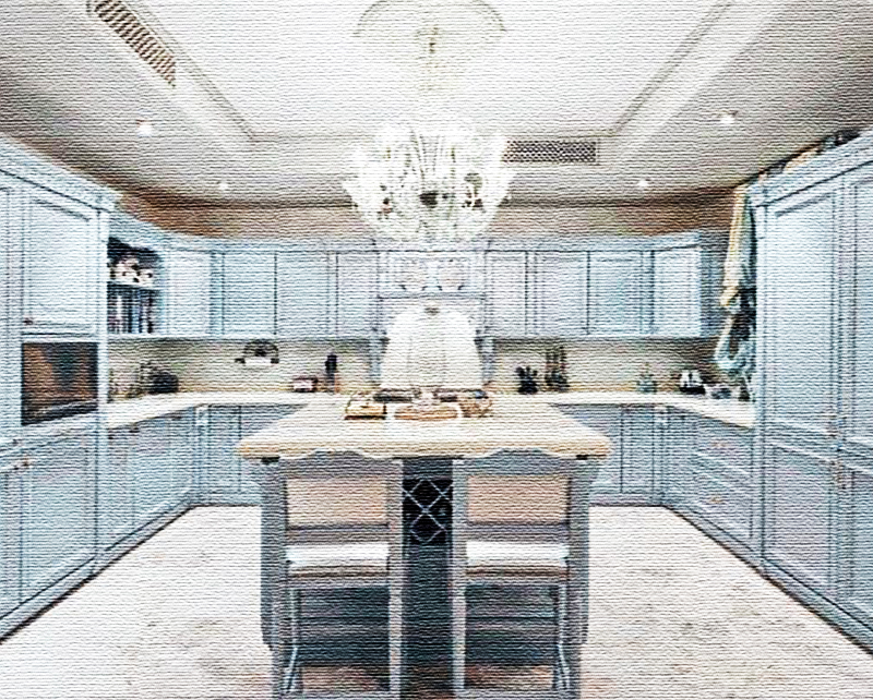 Die Küche ist mit einem luxuriösen Muranoglas-Kronleuchter mit kerzenförmigen Glühbirnen dekoriert