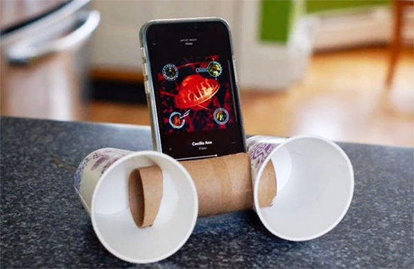 Uma ranhura para smartphone é feita no tubo e copos são fixados nas laterais. Você ficará simplesmente surpreso com o quanto o som aumenta.