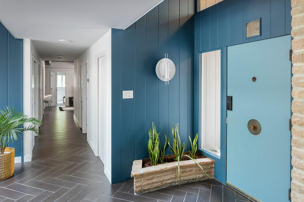 Modré PVC panely na stěně haly v soukromém domě