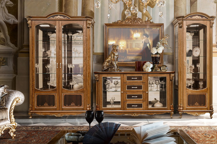 Dārgas dižskābarža mēbeles klasiskā stila viesistabā