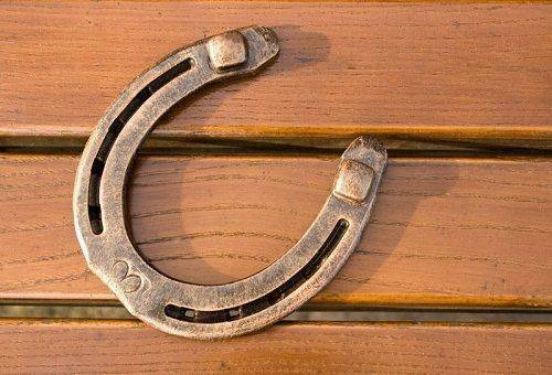 How correctly to hang a horseshoe over the door in the house, so that happiness and prosperity come?