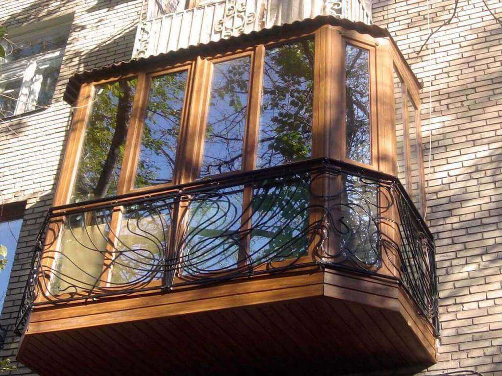 Vitrage en bois d'un balcon dans un appartement d'une maison en brique