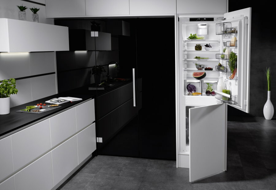 To-roms kjøleskap i det indre av det innebygde kjøkkenet