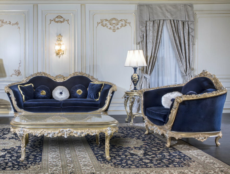 Minkšti baldai su mėlyna apmušalais „Empire“ stiliaus salėje