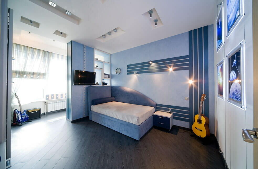 Modré pruhy na stěně ložnice pro teenagera