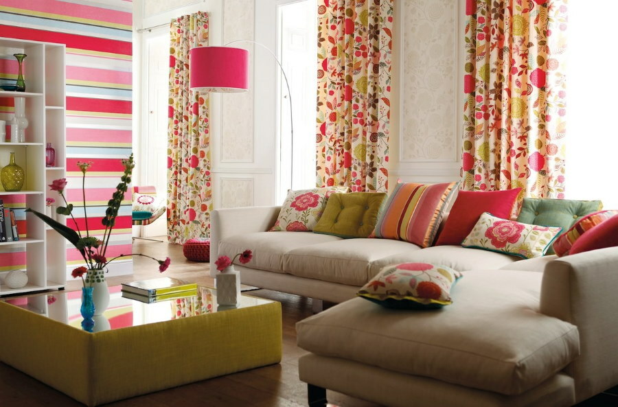 Farverige gardiner i et lyst værelse