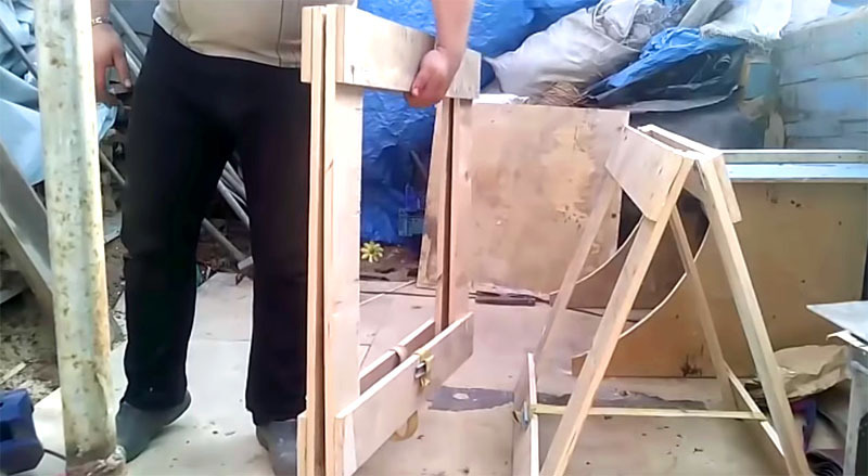 Quando dobrados, os cavaletes de construção praticamente não ocupam espaço