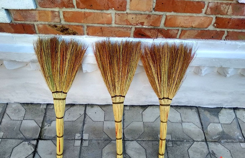 These brooms represent the ideal device for cleaning small debris from any flooring.