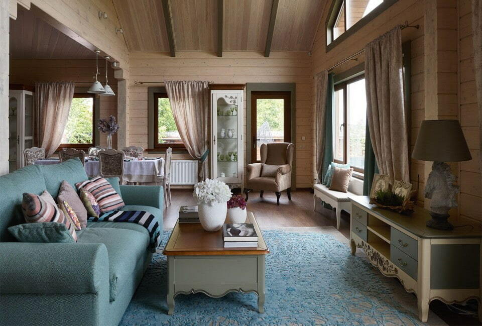 Provence -tyylinen olohuoneen sohva -alue