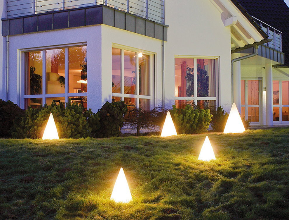 Les luminaires à tubes pyramide sur la pelouse avant