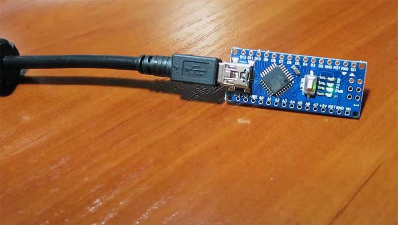 Fill the sketch on the arduino, after which you can completely assemble the ultrasonic rangefinder