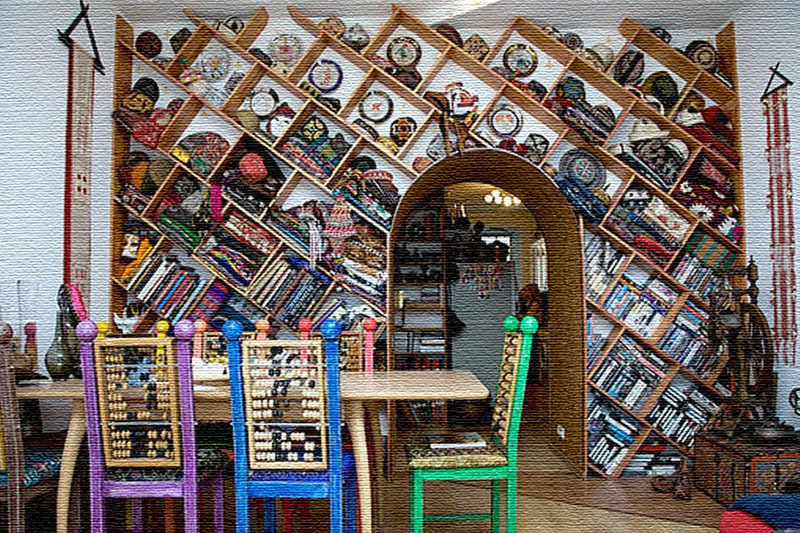 Nasloni stolica u boji u blagovaonici ukrašeni su knjigama