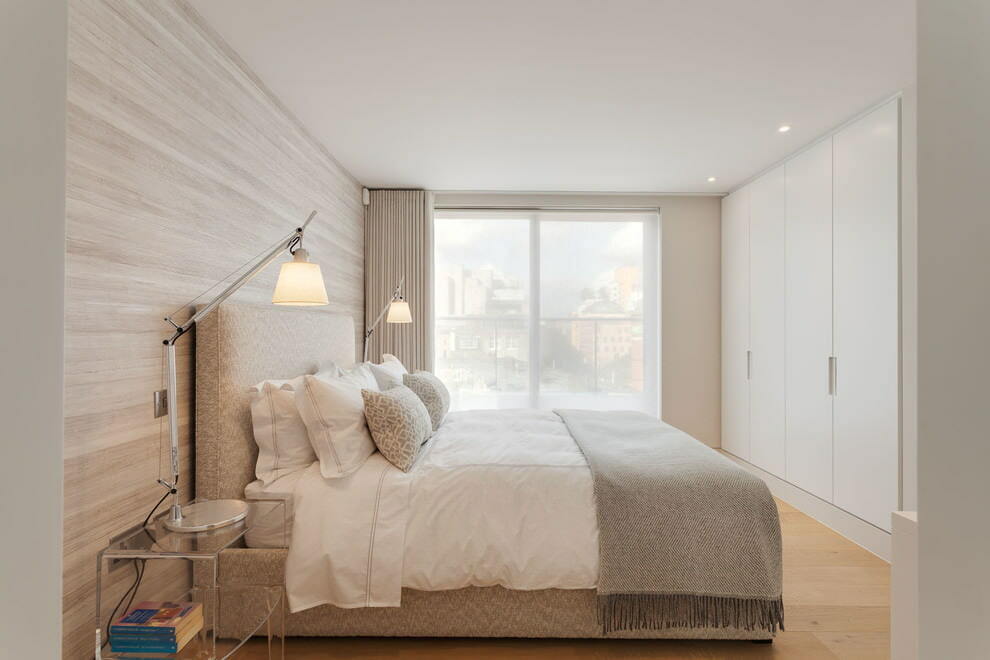 Litet sovrum med vitt tak