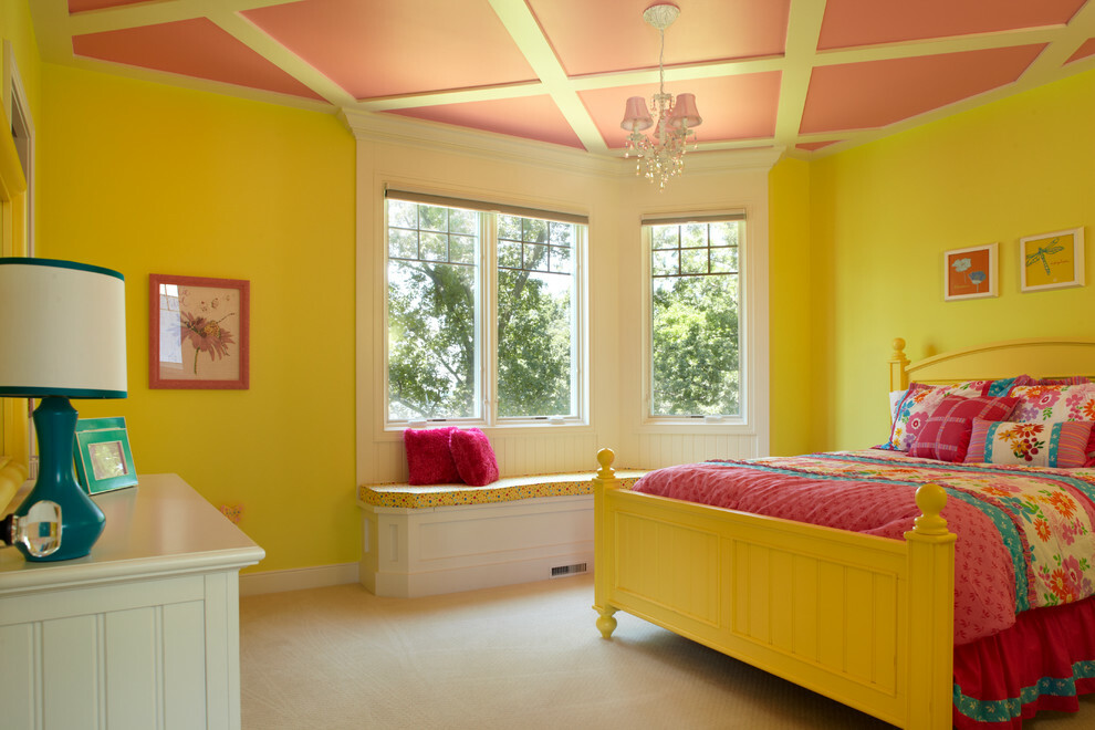 Rožinės lubos kambaryje su geltonomis sienomis