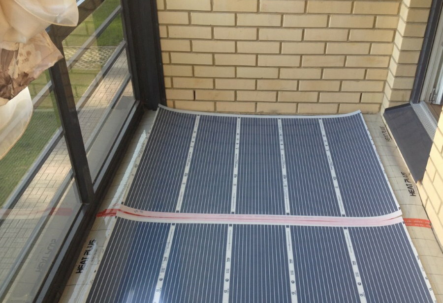 Elektromos padlófűtés szőnyegeinek elhelyezése loggián