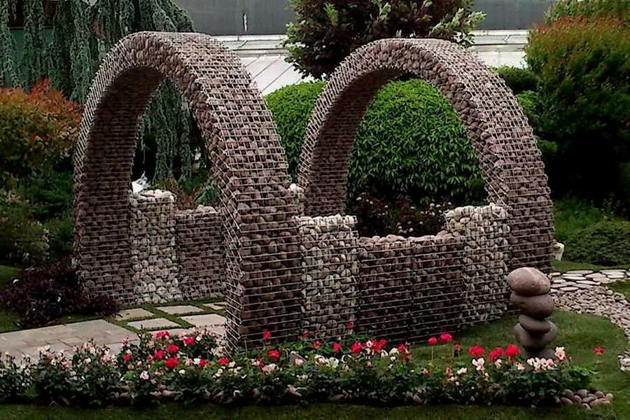 Arco de gabiões em paisagismo de jardim