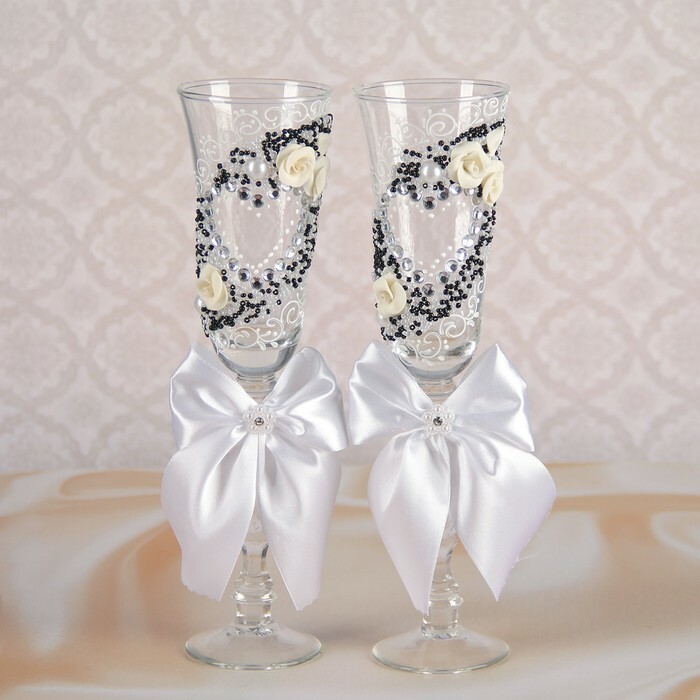 Set bicchieri da sposa 2 pz " Cuore" con stucco, perline e fiocchi bianchi