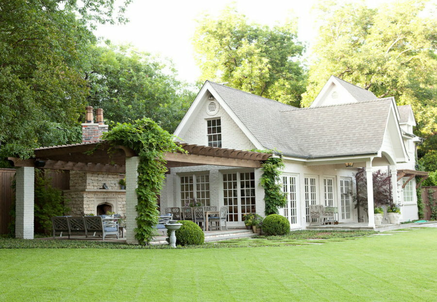 Casa di campagna con pergolato sopra la veranda