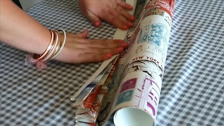 Doblar la cortina en acordeón del lienzo de papel tapiz.