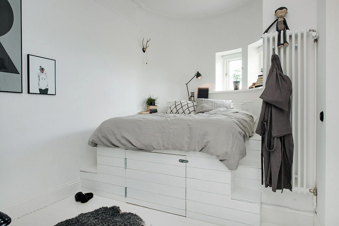 Cama pódio em quarto de estilo escandinavo