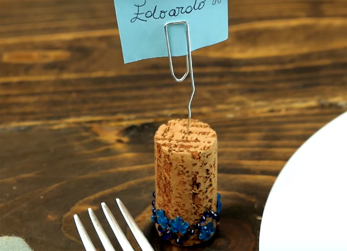 All you need to do more - it is inserted into the tip of a paper clip a note with the name and place the pointer next to the desired location. Creative and original approach, your guests are sure to appreciate it