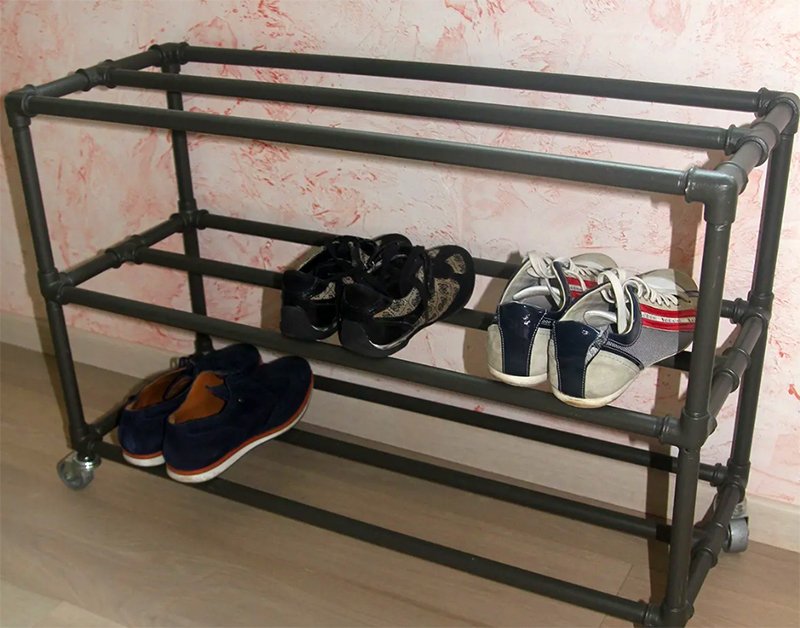 Enkla hyllor är lämpliga för förvaring av skor, tallrikar eller saker
