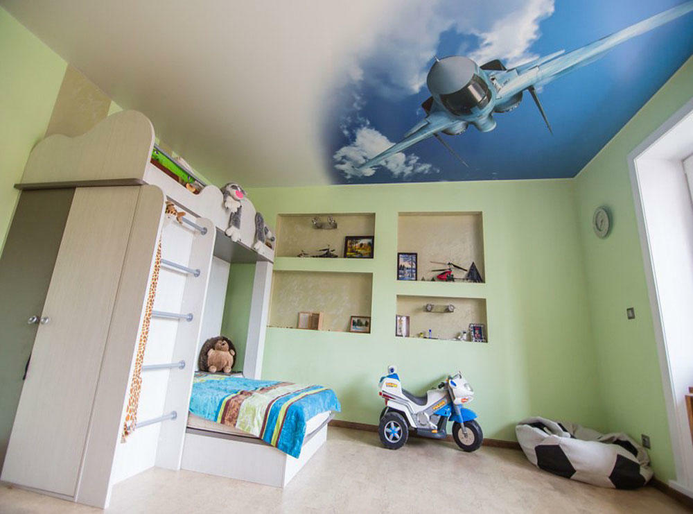 Vliegtuig op een spanplafond in een kinderkamer