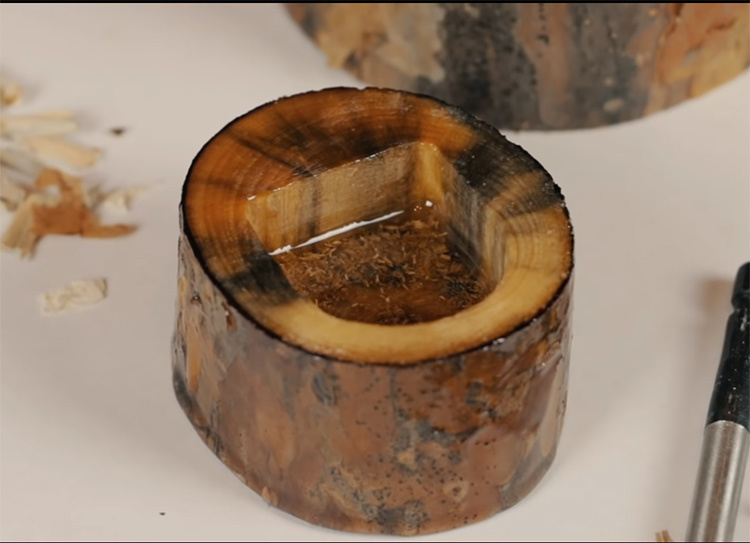 Az a doboz alján is fel „Herbárium”, és töltsd meg epoxi. Maga előformát a külső és a belső részek lehetnek vonva egy vékony réteg epoxi ragasztóval. Keményedés után, ez lesz a tartós lakk, amely megtartja a fa eredeti formájában