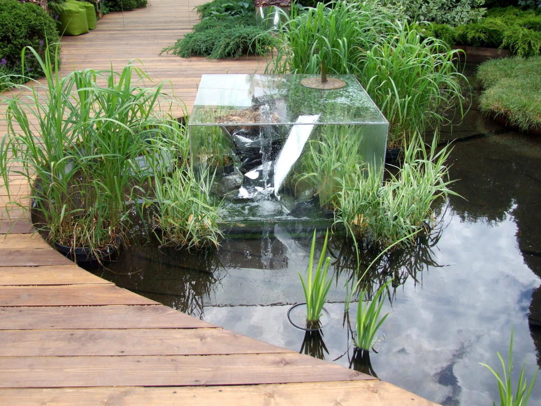 Ein kleiner künstlicher Teich im Stil von High-Tech