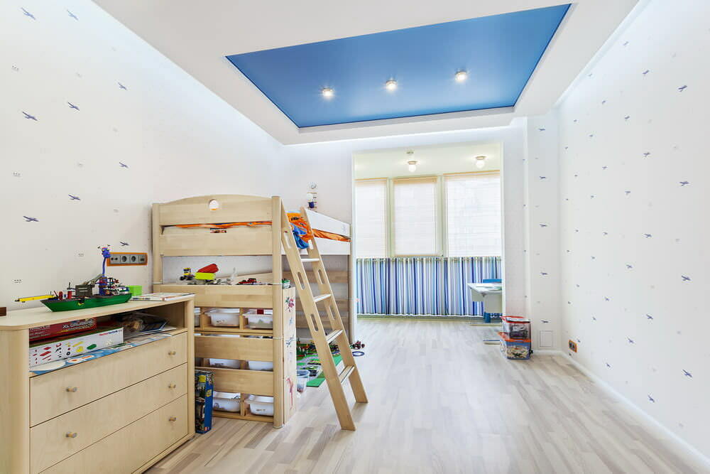 Bir çocuğun odasında mavi germe tavan