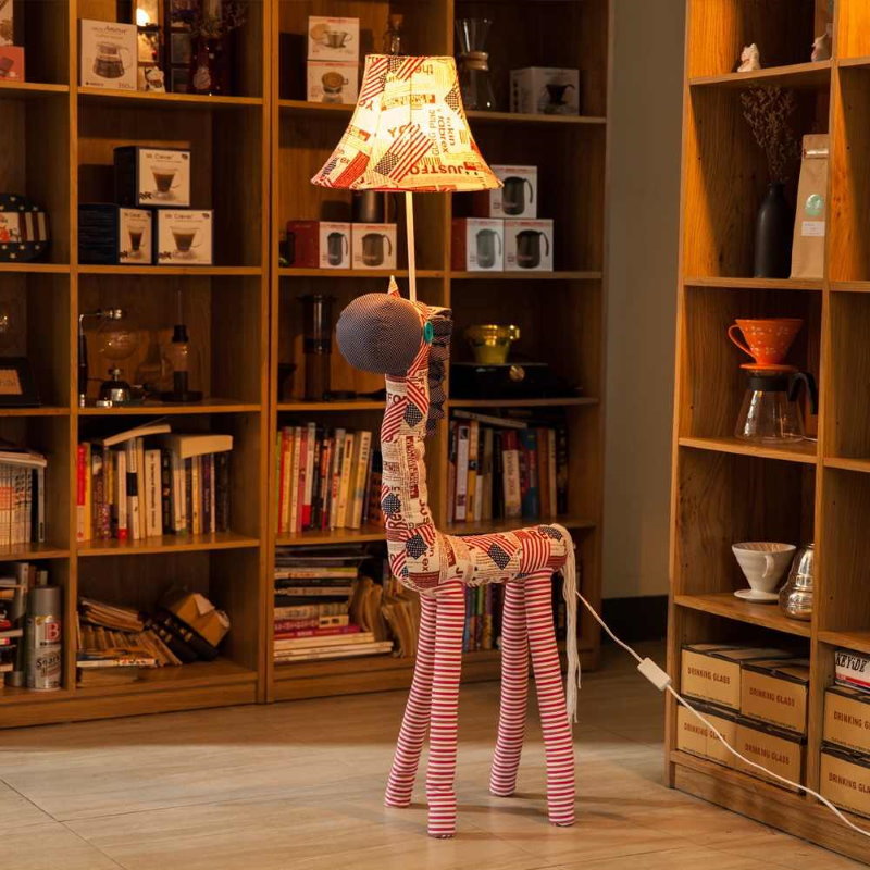 Gyermek állólámpa formájában egy zsiráf rajzfilm