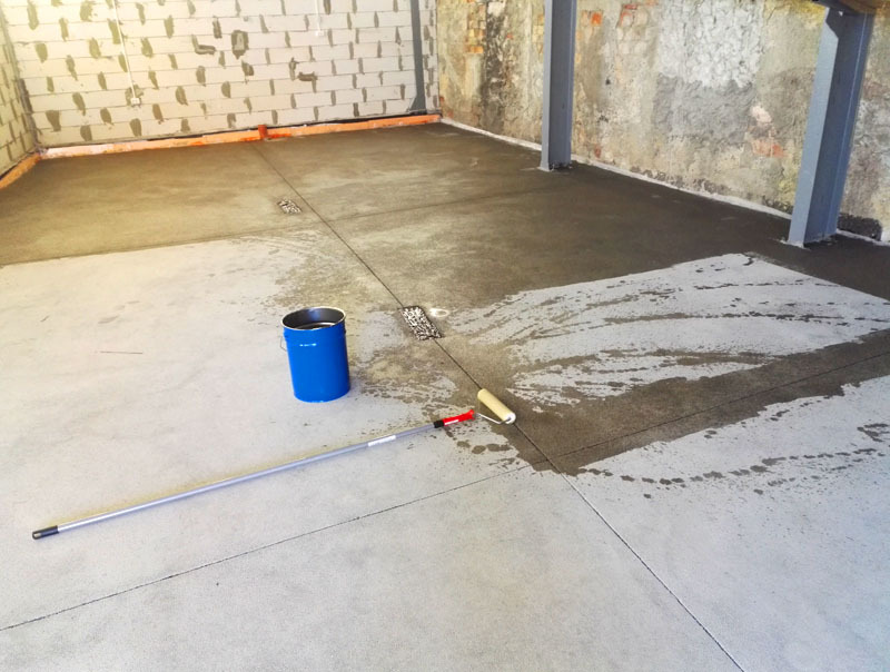 O primer, como no trabalho de acabamento normal, impedirá a formação de poeira no piso de concreto