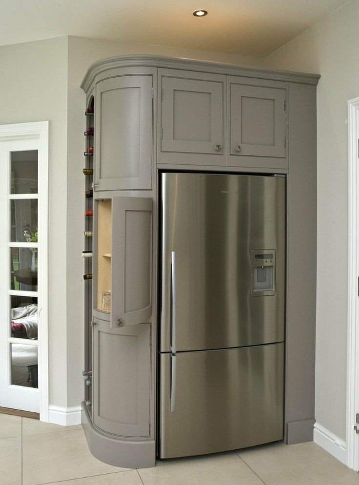 Armoire grise avec réfrigérateur dans le couloir