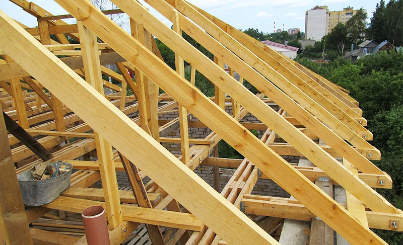 A tető az egyik legnehezebb elem egy magánház építésében.