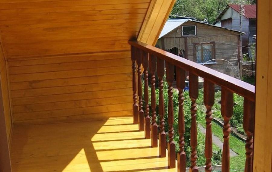 Liten balkong med träräcke