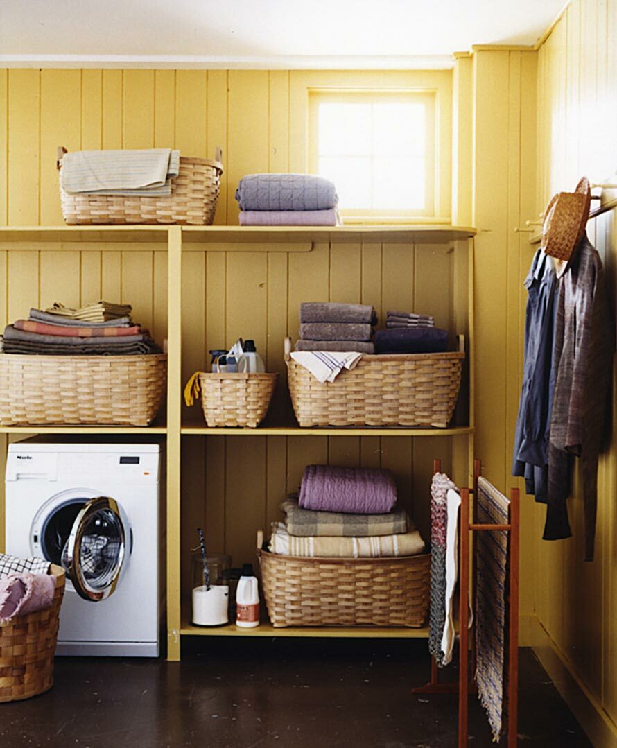 Praktiske hylder i hjemmets vaskerum