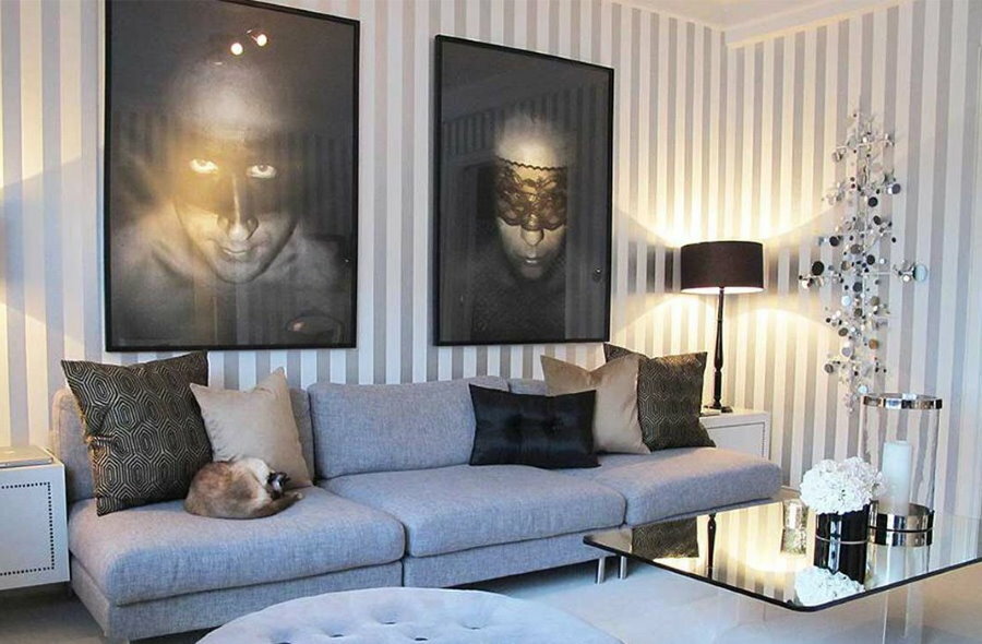 Decor with large photographs of the wall with stripes on the wallpaper