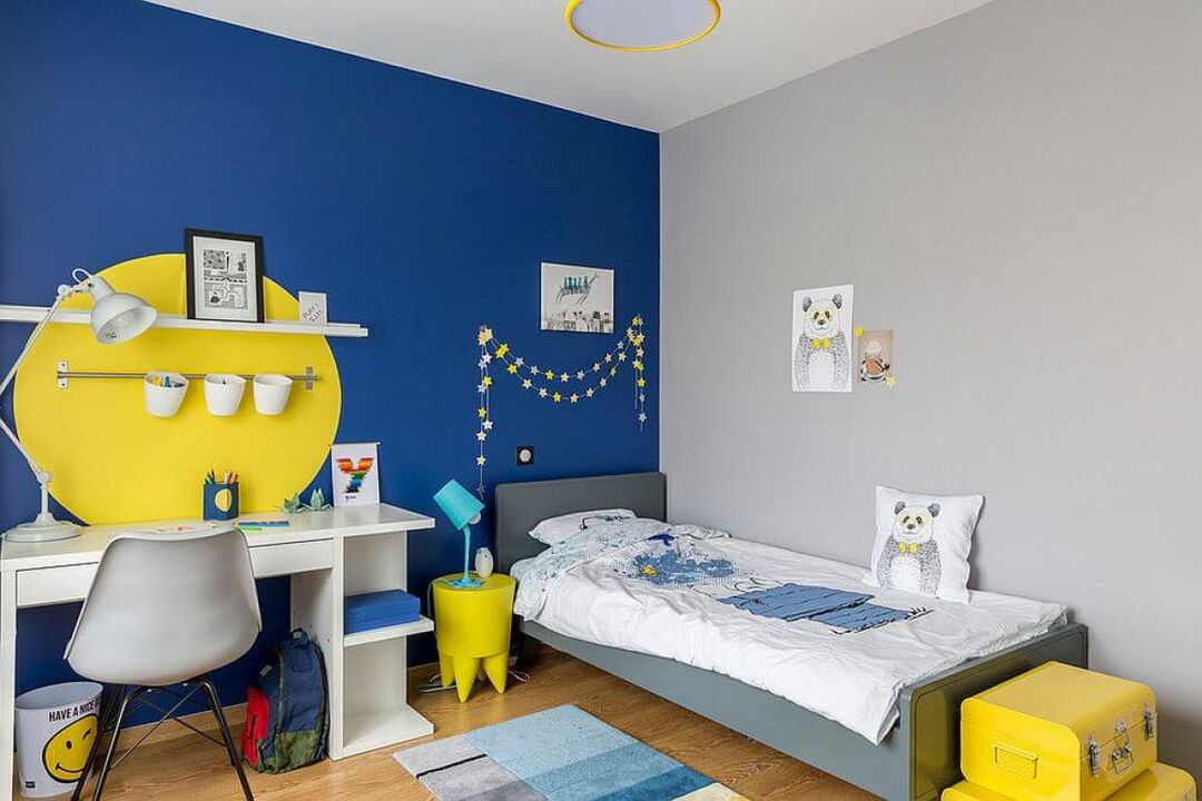 Gelb-blaues Zimmer für einen Teenager