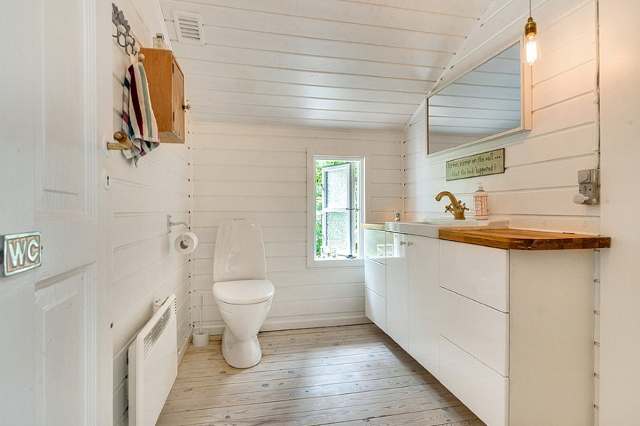 Weißes Laminat im Inneren eines Badezimmers im skandinavischen Stil