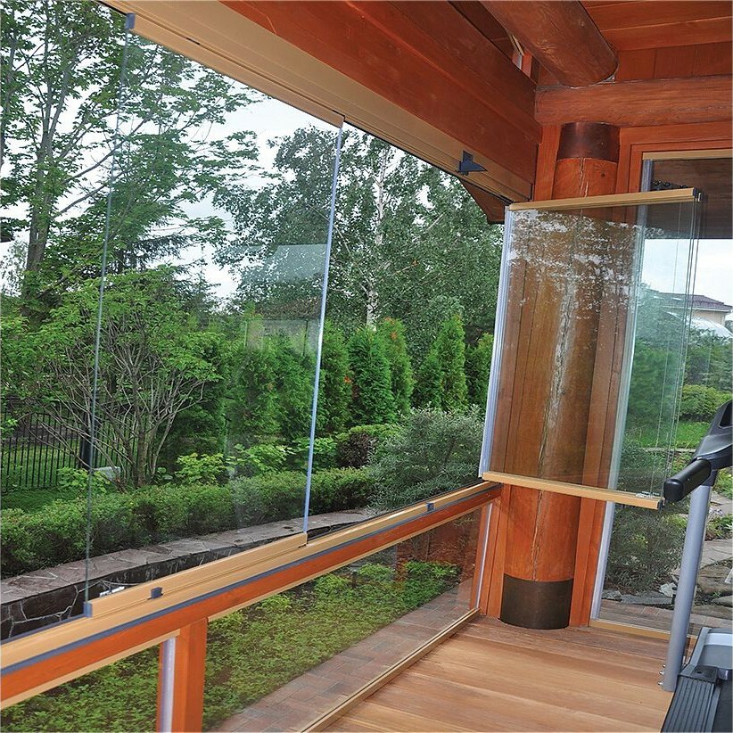 Üvegezés keret nélküli veranda rendszerrel a házban