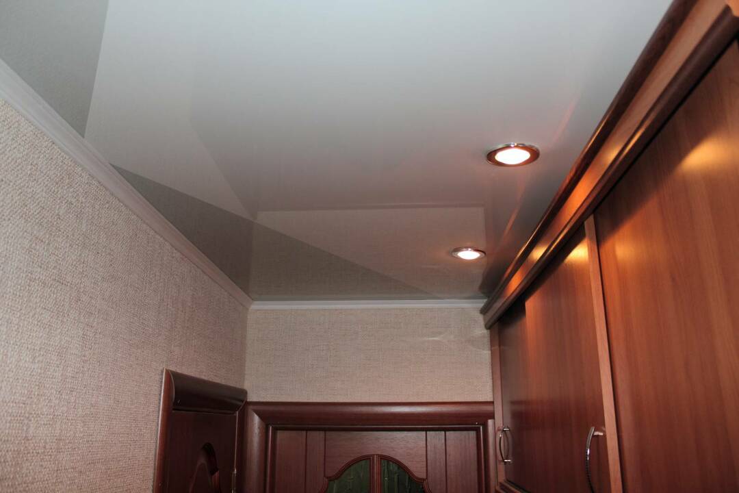 Indbyggede lamper på loftet på gangen