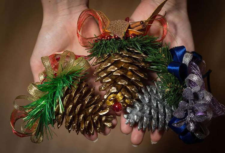Grote hobbels, gekleurd met pailletten en versierd met linten, kunnen in plaats van ballen worden opgehangen