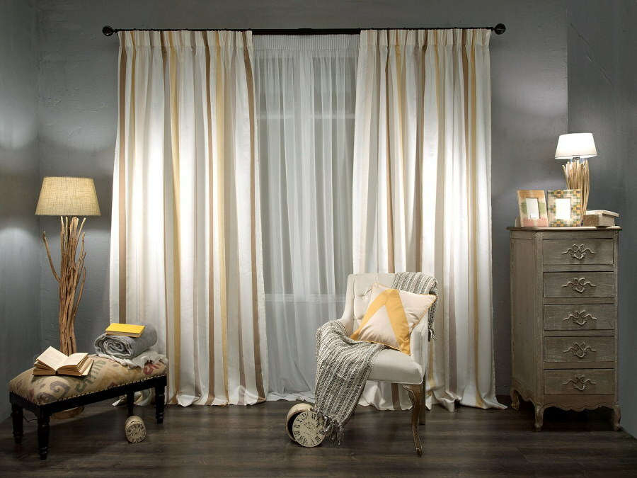 Elegir cortinas con rayas para la sala de estar.