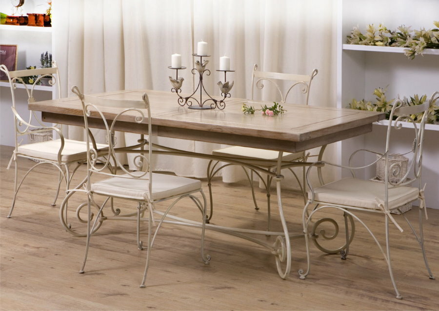 Sklopivi stol u unutrašnjosti dnevnog boravka u stilu Provence