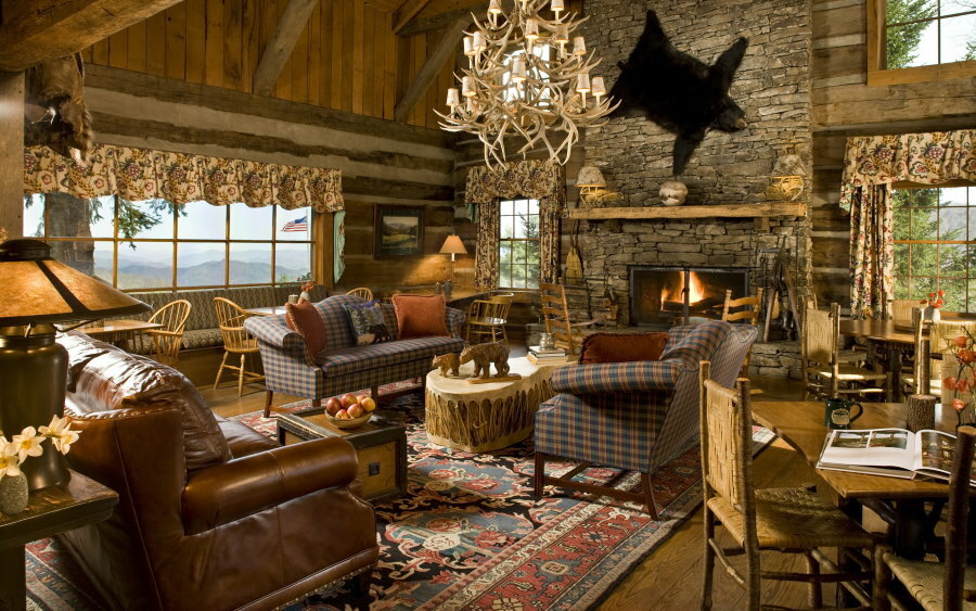 Amplia sala de estar en una casa de campo hecha de troncos.
