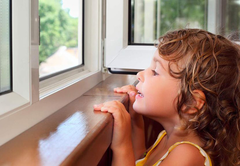Kindersicherer Fensterblocker: Welchen kaufen und wie man ihn installiert