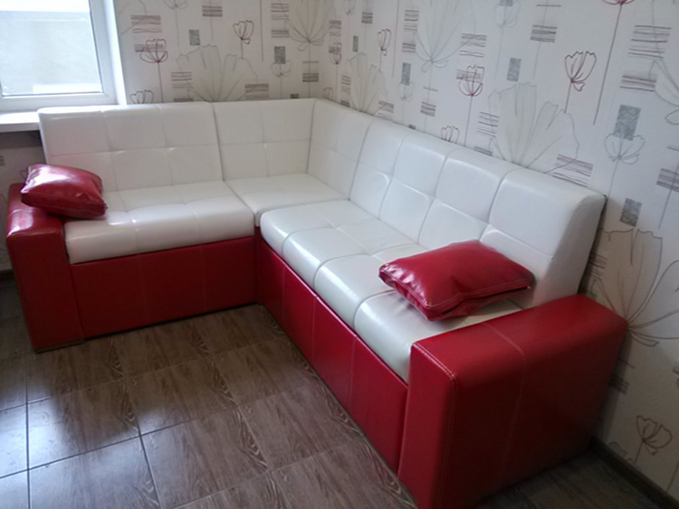 Para la fabricación del sofá usando una variedad materialyFOTO: geometría-stilya.rf